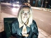 Con fidanzata esibizionista che si tocca all'aperto