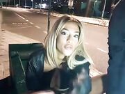 Con fidanzata esibizionista che si tocca all'aperto