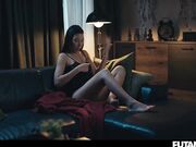 L4yla Sc4rlett e N4ta G0ld - Scopata lesbo strap on