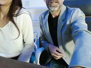 Succhia e lecca le palle a suo marito in live