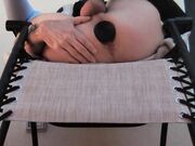 Mi allargo per bene con tutto il plug nel culo