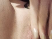 Miafoxymilf fa vedere il suo clitoride