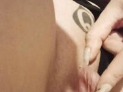 Miafoxymilf fa vedere il suo clitoride