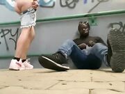 S4ra B3ll scopata in pubblico da africano superdotato