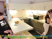 MAMMA CUCINA IN LEGGINGS BIANCHI, AMICO FIGLIO SI SEGA