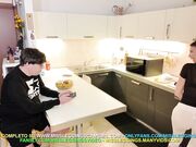 MAMMA CUCINA IN LEGGINGS BIANCHI, AMICO FIGLIO SI SEGA