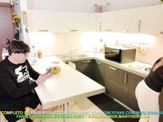 MAMMA CUCINA IN LEGGINGS BIANCHI, AMICO FIGLIO SI SEGA