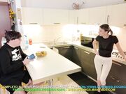 MAMMA CUCINA IN LEGGINGS BIANCHI, AMICO FIGLIO SI SEGA