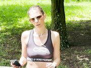 MILF SCOPATA E SBORRATA NEL PARCO DA SCONOSCIUTO -OF-