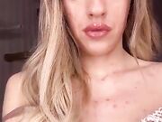 Fantasttica biondina con gran culo in live