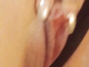 Miafoxymilf fa vedere il suo clitoride gonfio e sue tet