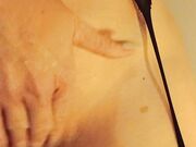 Miafoxymilf infila tutto nel culo un dildo