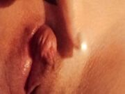 Miafoxymilf infila tutto nel culo un dildo