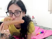 Ragazza tatuata nerd si masturba fica pelosa e culo