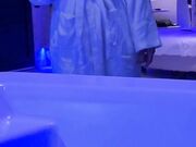 Scopata nell'idromassaggio con venuta in bocca