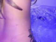 Scopata nell'idromassaggio con venuta in bocca