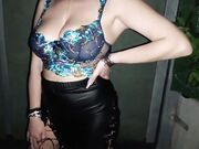 Moglie cuckold spompina 2 cazzi al parco