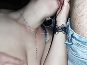 Moglie cuckold spompina 2 cazzi al parco