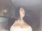 Sono coi capezzoli di fuori e le gambe aperte