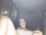 Sono coi capezzoli di fuori e le gambe aperte