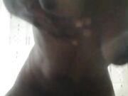 La mia maialina nera  fa la doccia Dorata