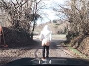 Milf esibizionista mostra il culo outdoor