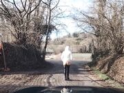 Milf esibizionista mostra il culo outdoor