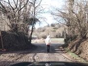 Milf esibizionista mostra il culo outdoor