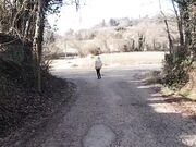 Milf esibizionista mostra il culo outdoor