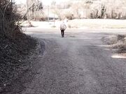 Milf esibizionista mostra il culo outdoor