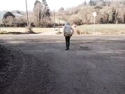 Milf esibizionista mostra il culo outdoor