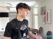 Due troie pompinara per tre cazzi duri