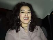 La straniera si masturba in taxi e parla col conducente