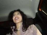 La straniera si masturba in taxi e parla col conducente