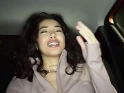 La straniera si masturba in taxi e parla col conducente