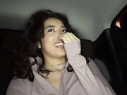 La straniera si masturba in taxi e parla col conducente