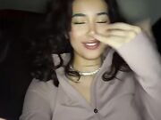 La straniera si masturba in taxi e parla col conducente