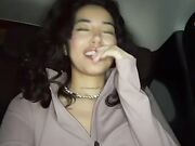 La straniera si masturba in taxi e parla col conducente