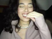 La straniera si masturba in taxi e parla col conducente