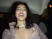 La straniera si masturba in taxi e parla col conducente