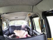 L'italiana V4lentina B1anco inculata in taxi