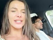 Coppia esibizionista fa sesso all'aperto in live