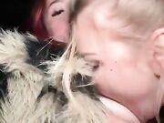 Lecca bene le tette e non sapete come lecca la fica