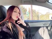 Milf italiana fuma in auto con le tette fuori