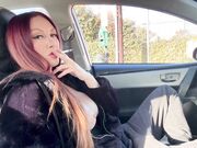 Milf italiana fuma in auto con le tette fuori