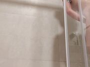 Milf italiana inculata in doccia dopo la palestra