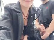 Coppia esibizionista in un parcheggio