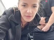 Coppia esibizionista in un parcheggio