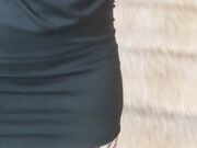 Senza slip in calze a rete e tacchi a spillo