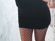 Senza slip in calze a rete e tacchi a spillo